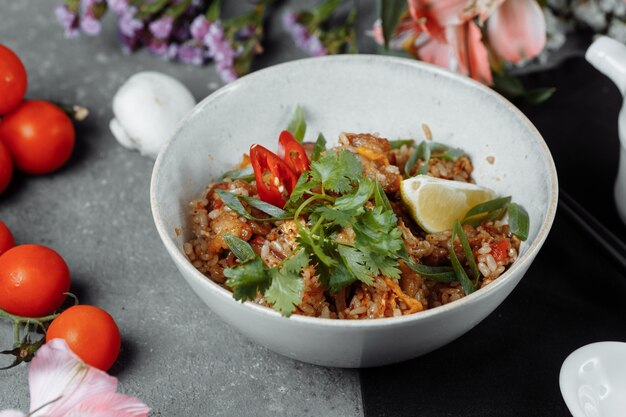 Тайский рис с курицей и овощами