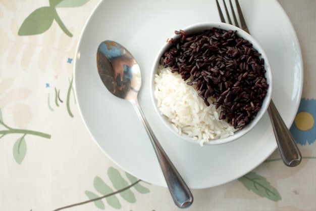 하얀 그릇에 재스민 쌀과 타이의 보라색 자스민 쌀 (쌀 베리)