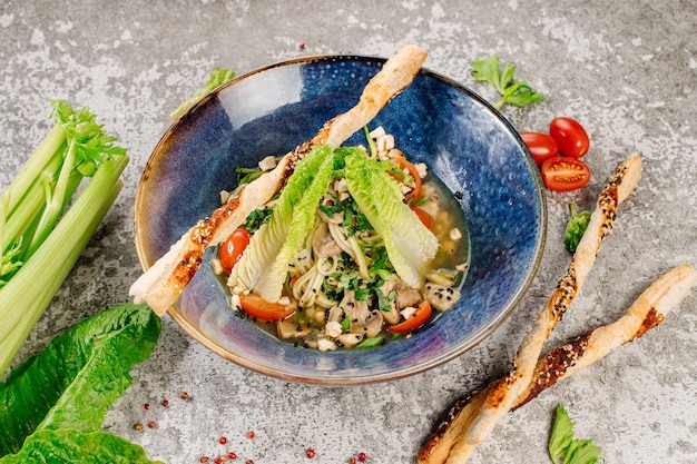 Photo thai salad with noodles vegetables chicken meat and herbs