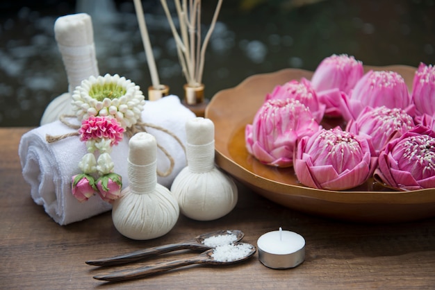 Foto trattamento di massaggio thai spa e prodotto per donne sane con fiore di loto. tailandia