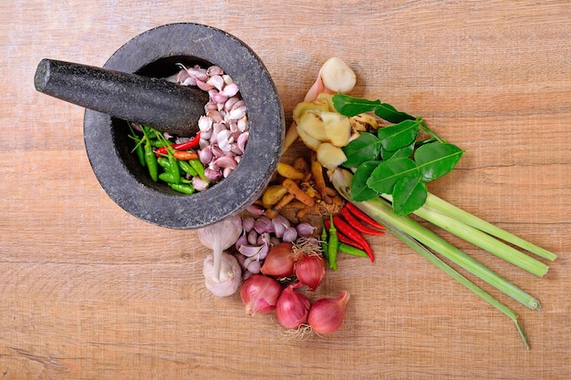 Foto ingrediente tailandese delle spezie per il cibo piccante sopra struttura di legno