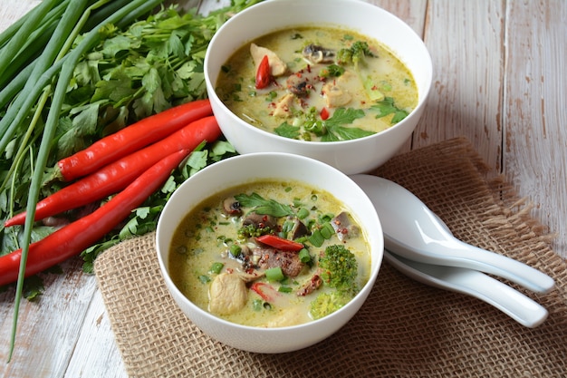 Zuppa di pollo al curry verde piccante tailandese con latte di cocco, funghi e broccoli.