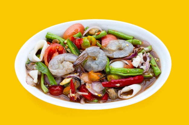 Тайский острый салат с морепродуктами