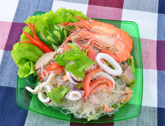 タイのスパイシーなシーフードと春雨のサラダ