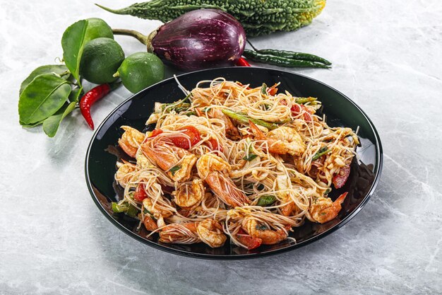 thai spicy vermicelli salad with prawns