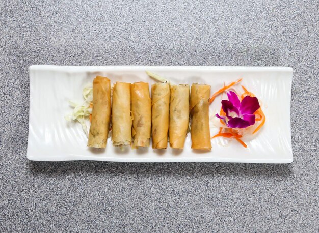 Foto thai spring roll servito in un piatto isolato su sfondo grigio vista dall'alto del cibo di hong kong