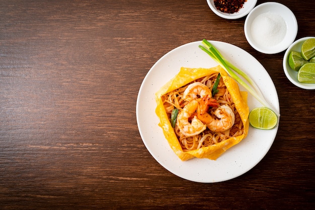 새우와 달걀 랩을 곁들인 타이 볶음 국수 (팟 타이)-태국 음식 스타일