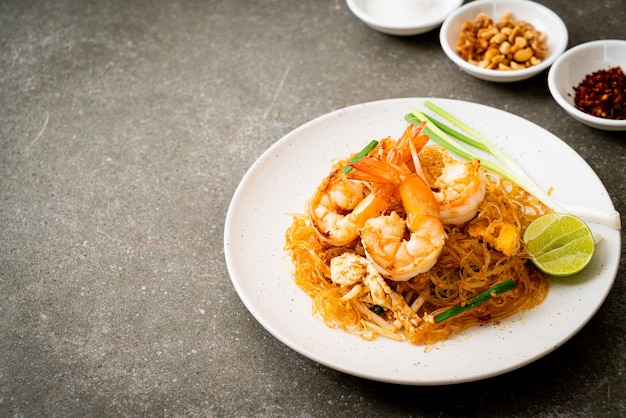 Thai stir fried noodles with shrimps