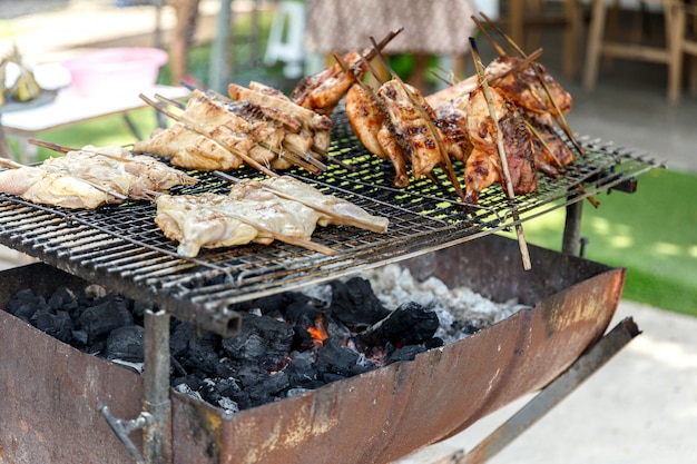 Thai Street Food: Charcoal Gegrilde gebraden kippen op de helft van de olietank.