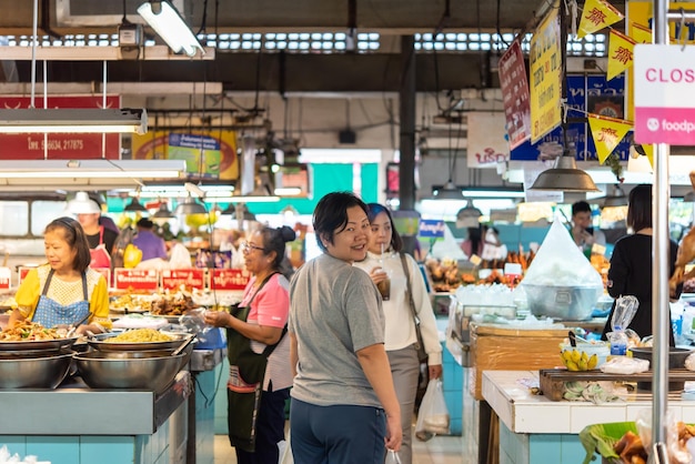 Cibo di strada tailandese nel mercato warorot o kad luang