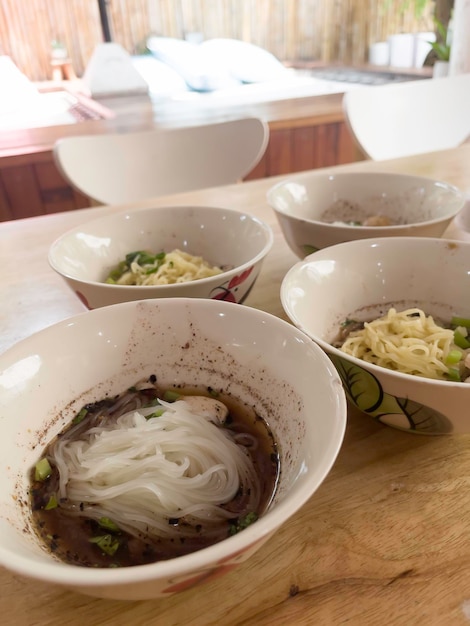 タイの屋台の麺とスープ