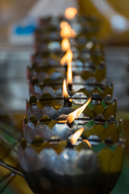 Foto lanterna della candela del metallo di stile tailandese in tempio tailandese