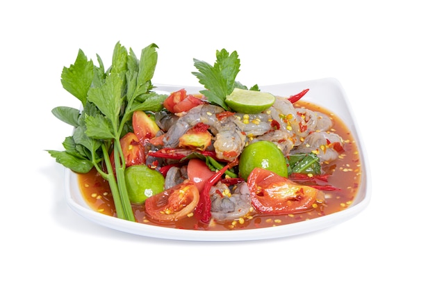 Салат из морепродуктов в тайском стиле пряный с креветками, изолированные на белом фоне с обтравочным контуром.