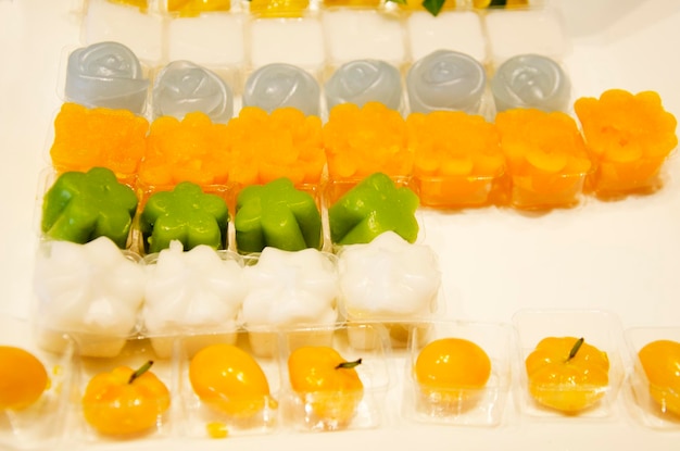 Линия тайских сладких десертных закусок на шведском столе для людей, подаваемых в ресторане отеля в Таиланде