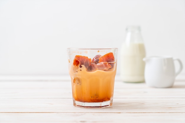 Photo thai tea ice cube with milk