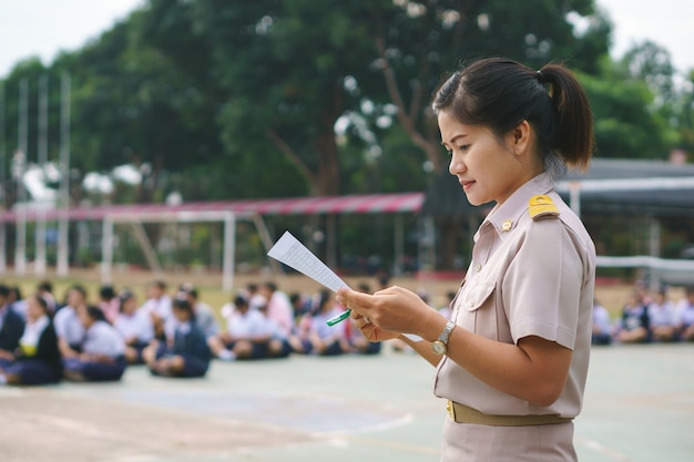 公式の制服のタイの先生