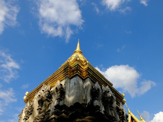 背景のタイの寺院と青空の写真