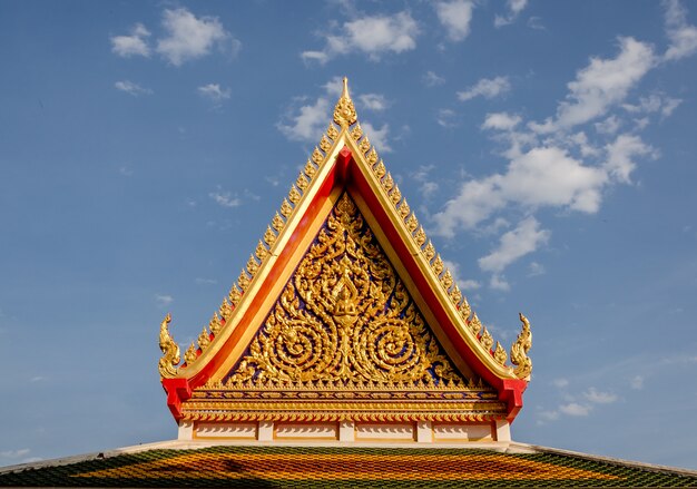 Tempio e cielo blu tailandesi