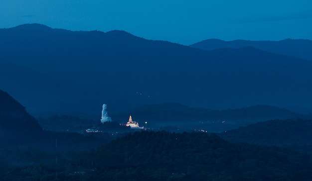 夕日後の山の中にあるタイの寺院