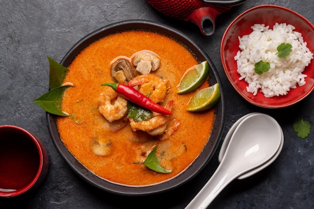 Foto zuppa tailandese tom yum e ciotola di riso