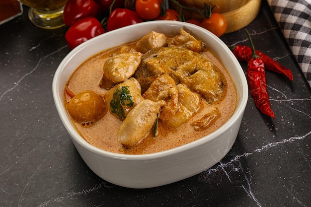 Photo thai tom yum soup with chicken