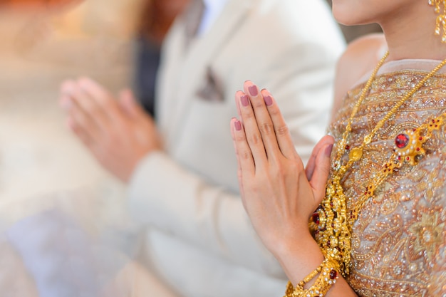 Photo thai traditional greeting from bride and groom wedding engagement