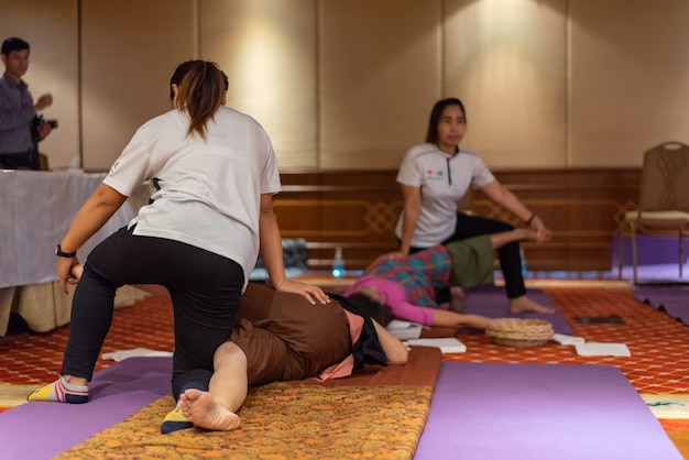 Massaggio tradizionale tailandese per il trattamento di dolori dolori