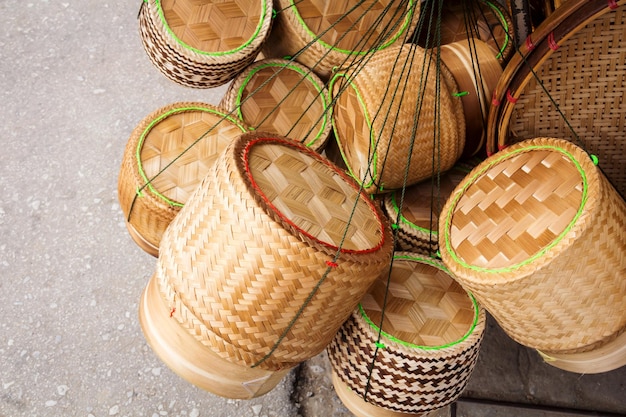 Foto scatola di riso tradizionale tailandese si chiama contenitore di vimini kratib fatto di bambù