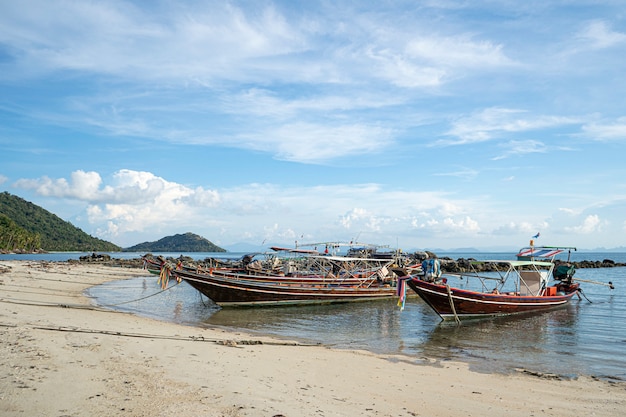 タイの伝統的な木製のロングテールボートと美しい砂のビーチ。タイ。