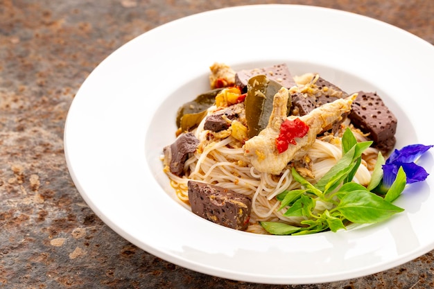 Photo thai vermicelli thai rice noodles with chicken feet chicken blood curd in coconut milk and red curry soup top table view flat lay kanom jeen nam ya krati khanom jeen nam ya kati