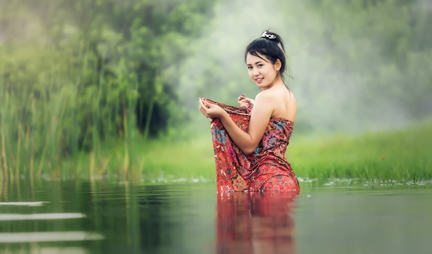 Photo thai woman bathing in the river