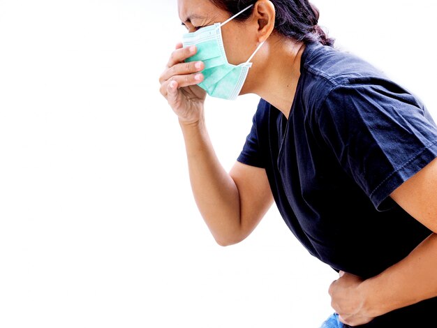 Тайские женщины люди носят медицинские маски и имеют сильный кашель. Болезнь от симптомов коронавируса или Covid-19