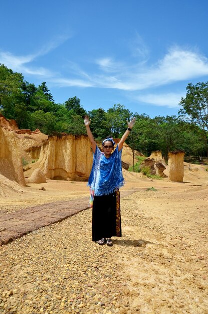 Портрет тайской женщины и счастливое чувство в Phae Mueang Phi королевского парка Pae Mueng Pee в Phrae Thailand