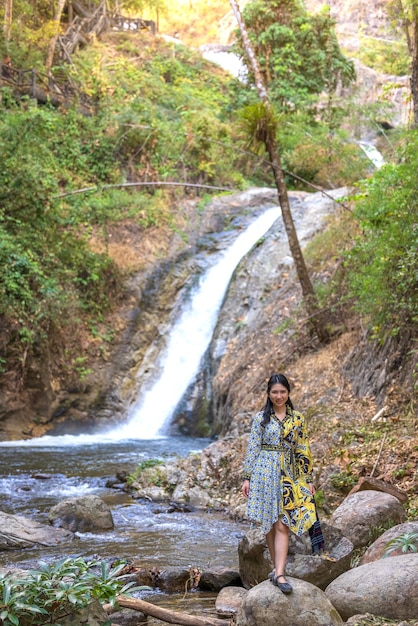 タイの女性旅行者が熱帯林の驚くほど美しい場所に旅行します