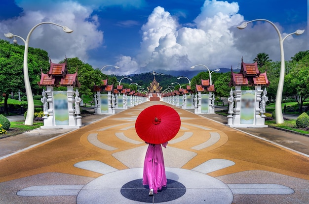 Фото Тайская женщина ходит, чтобы увидеть павильон хо кхам луанг в королевском парке раджапрук в чианг-май, таиланд