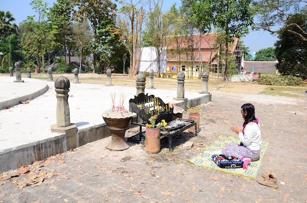 写真 タイの女性旅行者は、2015 年 2 月 22 日にタイのチェンライのワット プラタート ドイ チョム トーン寺院で、ネーブル シティ ピラーまたはチェンライの神聖な中心点の町で敬意を込めて祈りを訪問します。