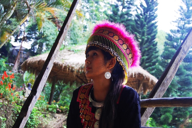 タイ人女性旅行者ドイ・プイ (Doi Pui) で写真を撮るために伝統的な部族の服を着て旅行する人々タイのチアンマイにあるドイ・ステップ・プイ国立公園 (Doi Suthep Pui National Park) のヒル・ビレッジ (Hmong Valley Hill Village) 