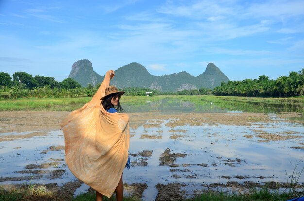 사진 태국 남부 파탈룽(phatthalung) 지방의 카오 옥탈루 산(khao oktalu mountain) 또는 홀 산(the hole mountain) 근처 야외에서 목도리 패브릭 천연 색상 초상화를 가진 태국 여성