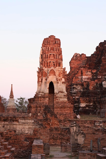 THAILAND, Ayutthaya, de ruïnes van de oude tempels van de stad