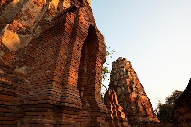 タイ、アユタヤ、夕暮れ時の都市の古代寺院の遺跡