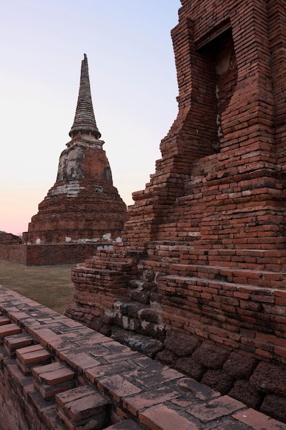 タイ、アユタヤ、都市の古代寺院の遺跡