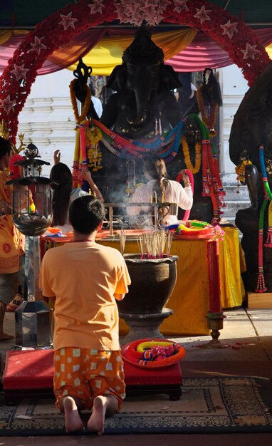 Thailand, Bangkok, Phananchoeng Worawihan Temple, Thai people praying (Wat Phananchoeng Worawihan)