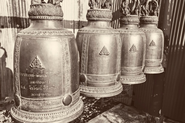 태국 방콕의 왓 아룬(Wat Arun) 밖에 있는 태국 불교 사원과 기도 종