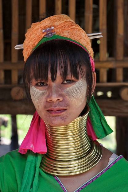 Thailand: A Padaung (Long Neck Karen) woman removing her neck rings for  cleaning, village near Mae Hong Son. The Padaung or Kayan Lahwi or Long  Necked Karen are a subgroup of the