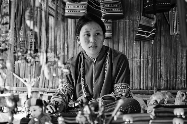 사진 태국, 치앙마이, karen long neck 고산족 마을(kayan lahwi), 전통 의상을 입은 karen 여성