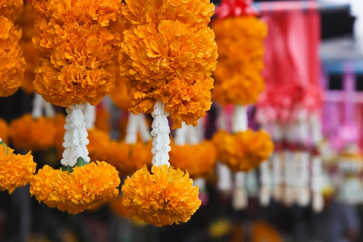 फोटो thailand, chiang mai, religious flowers garlands for sale in a local market