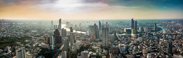 Paesaggio urbano della tailandia sul tramonto