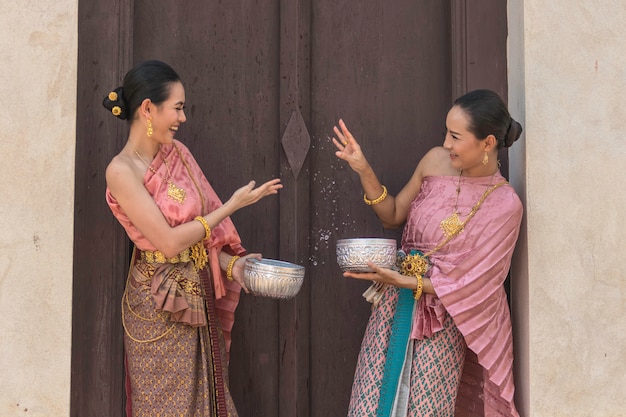 Thailand cultuur. Thaise meisjes en Thaise vrouwen spelen opspattend water tijdens met Thaise traditionele kostuum in de tempel van Ayutthaya Thailand festival Songkran festival.