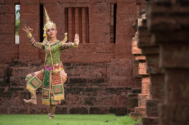 Thailand Dansen in gemaskerde Khon-uitvoeringen met oude tempel