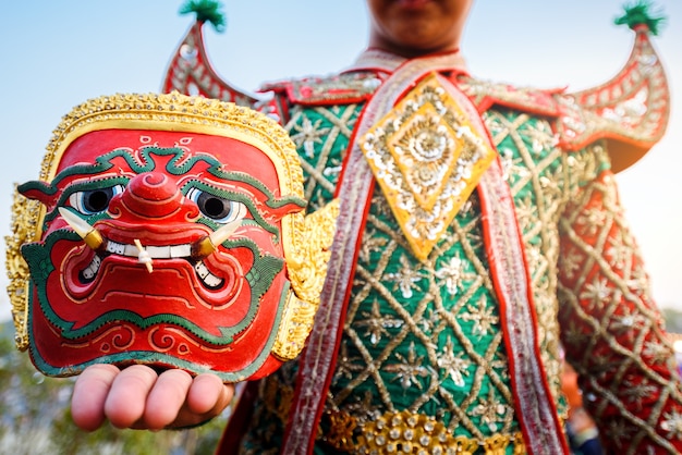 Foto thailand danseres die oud traditioneel ramayana-masker houden